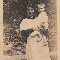 Clara Martens met haar zoon Raymond.