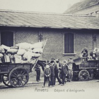 Emigranten voor de gebouwen van de Red Star Line. Rijnkaai Antwerpen