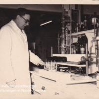 Foto van Joris Van Gheluwe in witte stofjas aan het werk in het laboratorium van brouwerij Molson in Canada