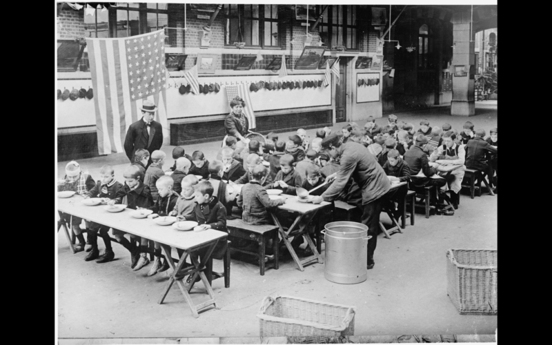 Zowel Amerikanen als migranten stuurden tijdens de Eerste Wereldoorlog op grote schaal hulp naar het noodlijdende België. [Washington DC, Library of Congress, Prints and Photographs Division, LC-DIG-npcc-30780]
